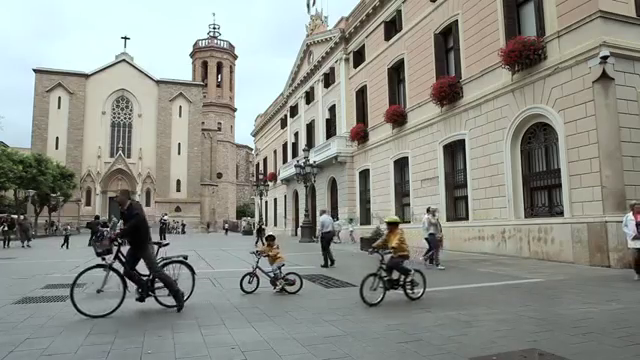 A Little Girl Gives Coins To A Street Musician And Gets The Best Surprise In Return-fj6r3-sQr58.mp4